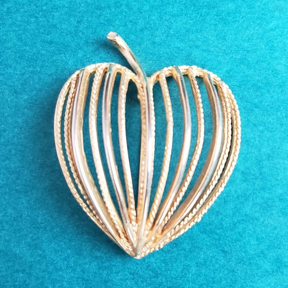 Jewelry - 2/10$ Vintage heart apple brooch gold tone